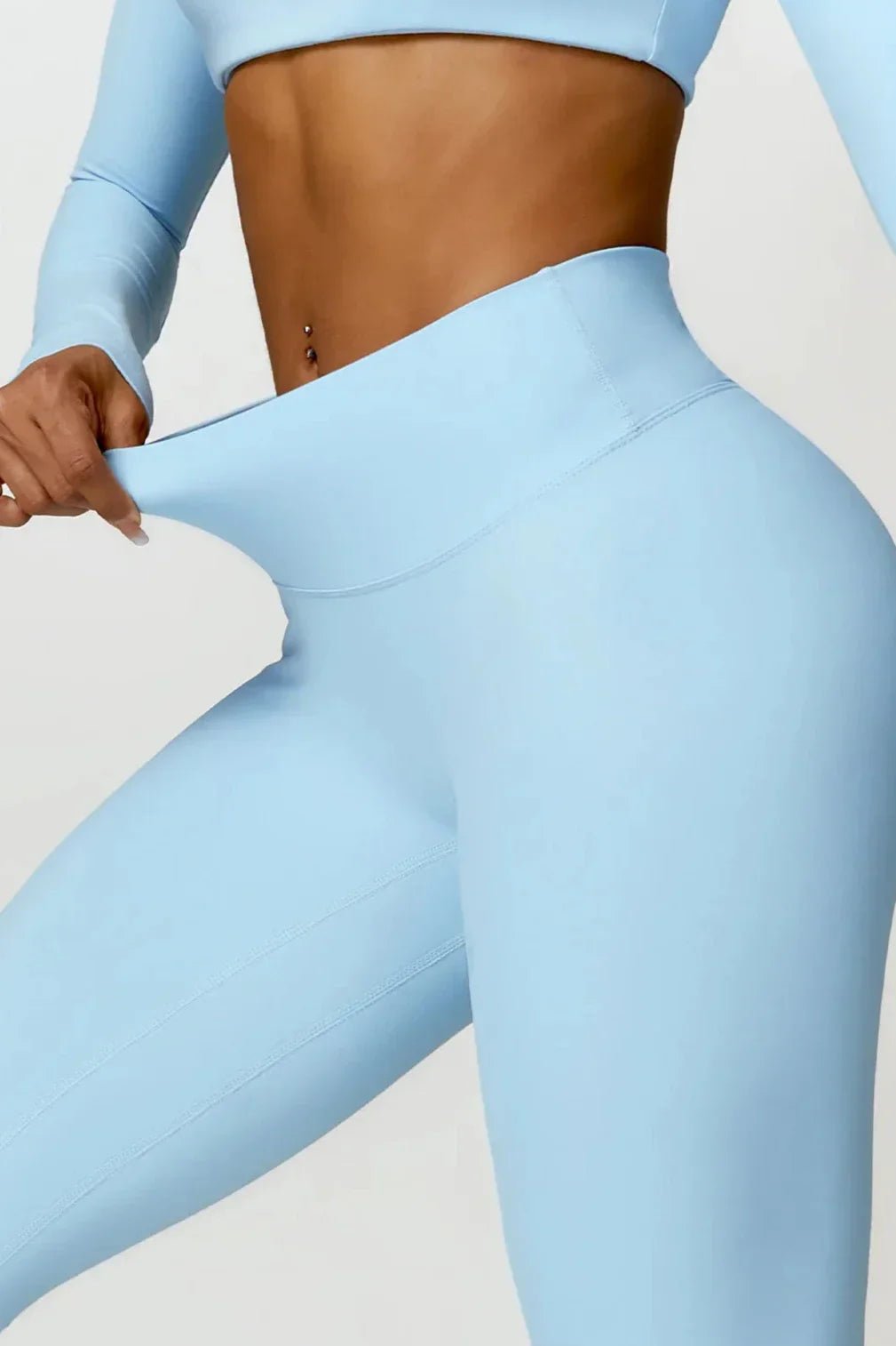 LEONI | Bekväm sömlös leggings och stilfullt långärmad crop top-set för en perfekt look