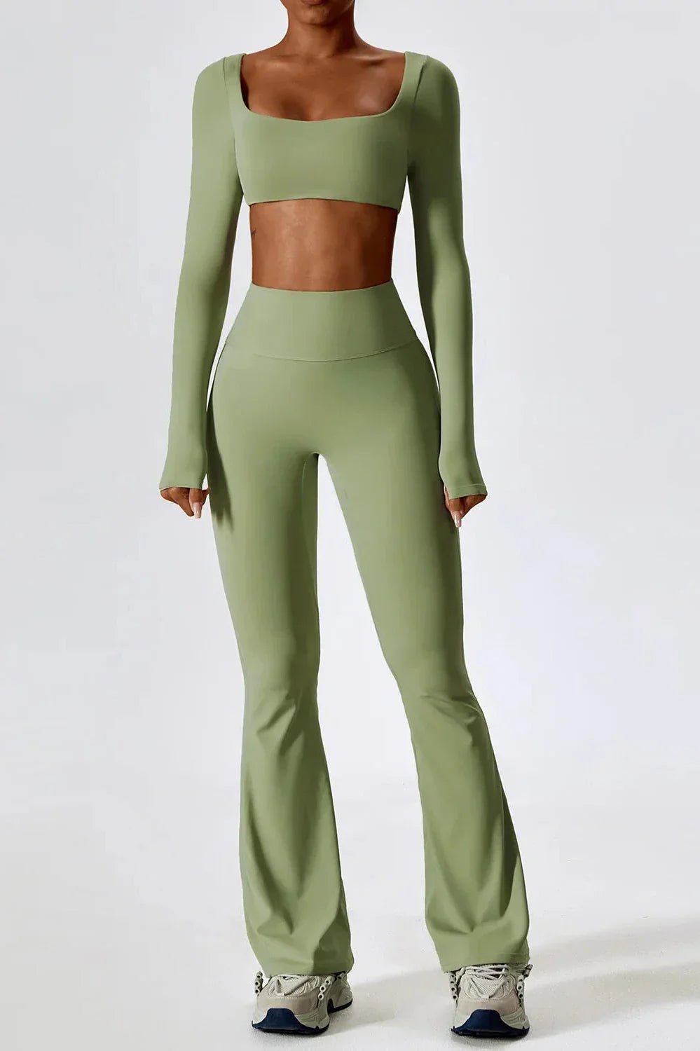 SENNA | Snyggt set med flared leggings och trendig långärmad crop top för en moderiktig look