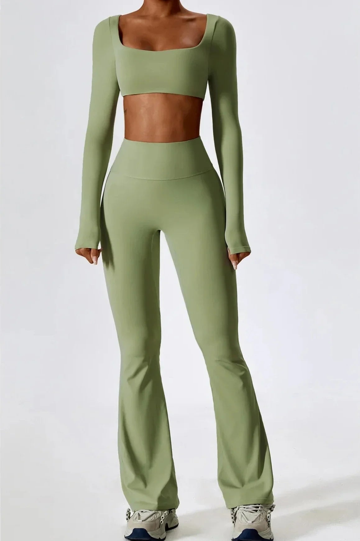 SENNA | Snyggt set med flared leggings och trendig långärmad crop top för en moderiktig look