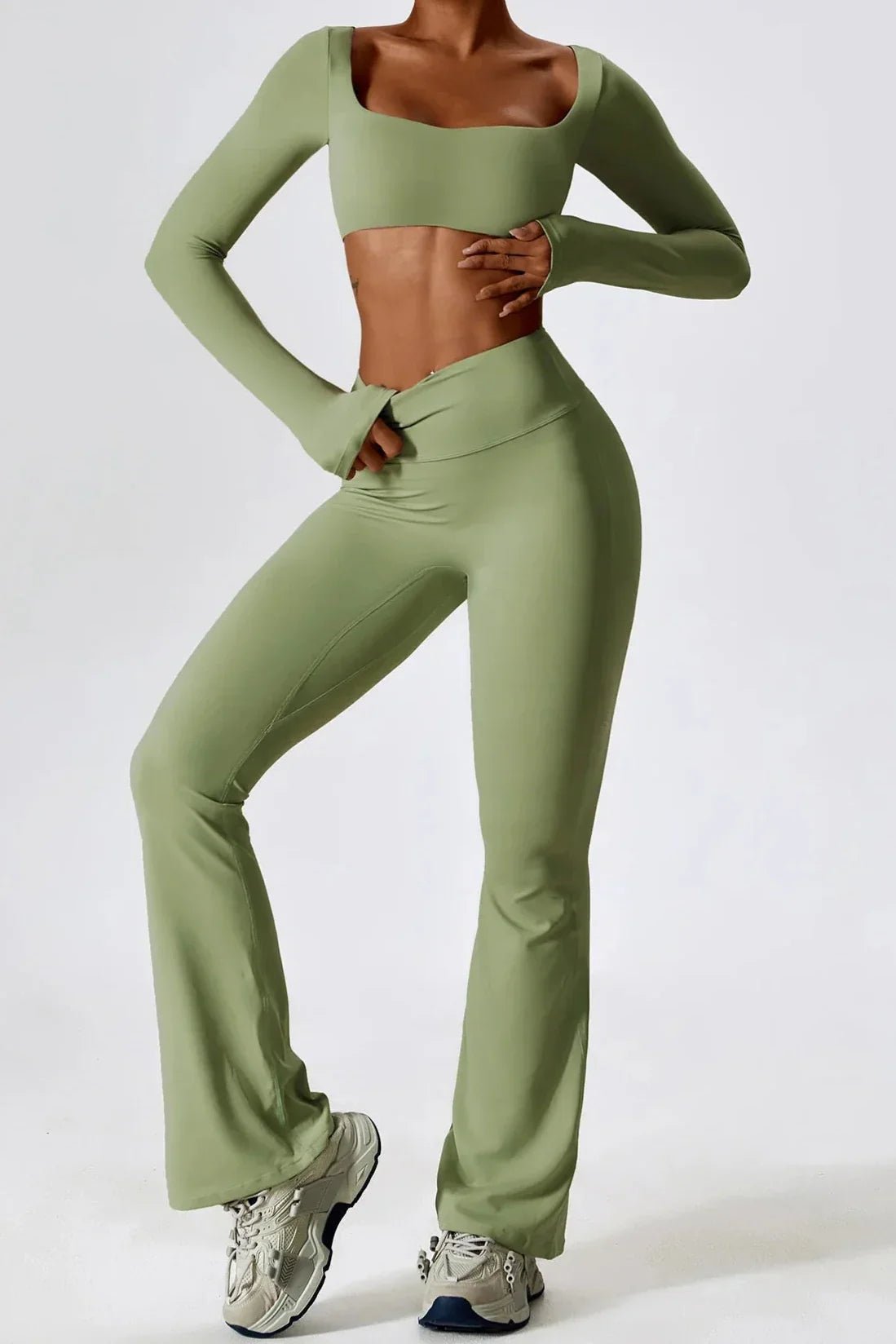 SENNA | Snyggt set med flared leggings och trendig långärmad crop top för en moderiktig look
