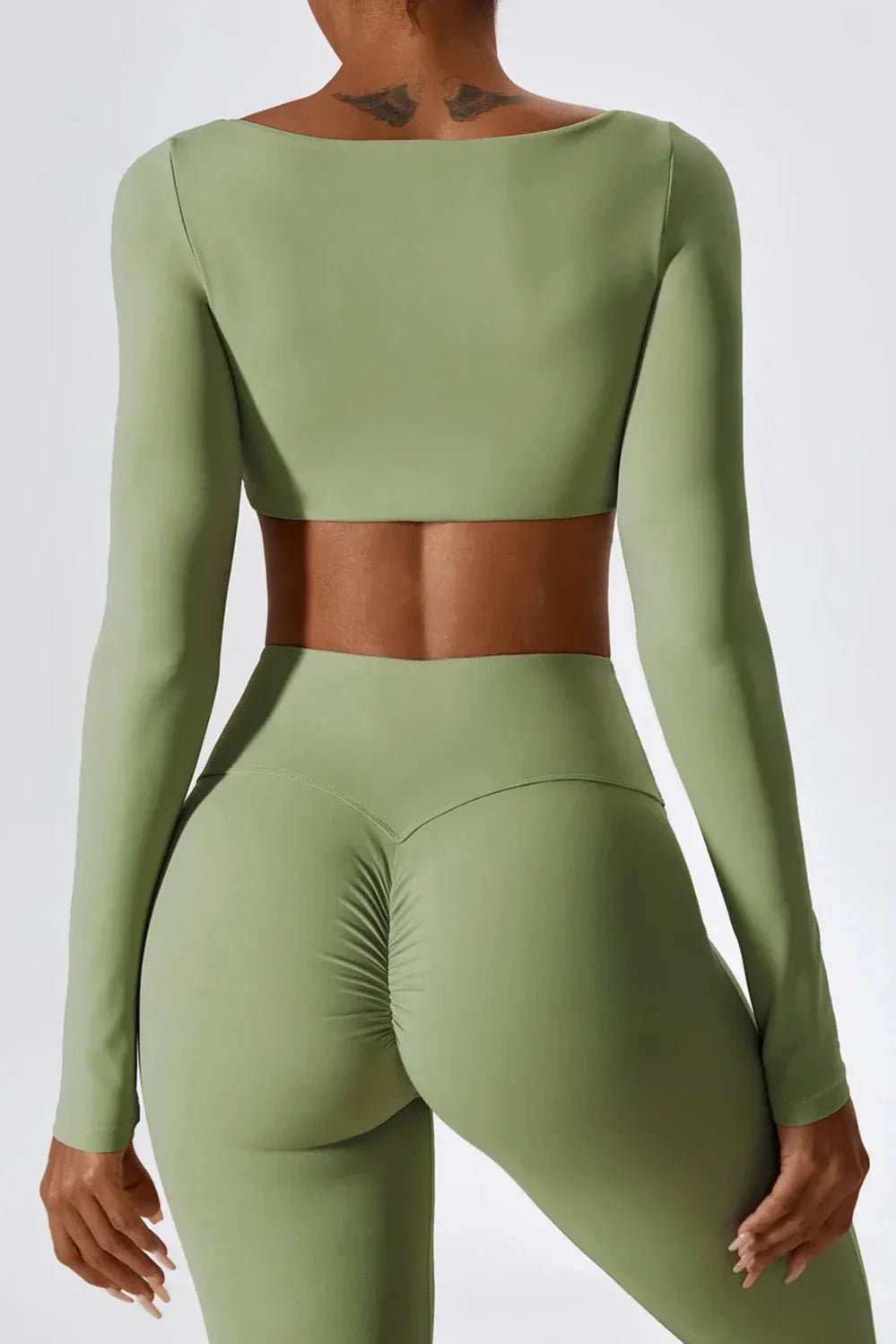 SENNA | Snyggt set med flared leggings och trendig långärmad crop top för en moderiktig look