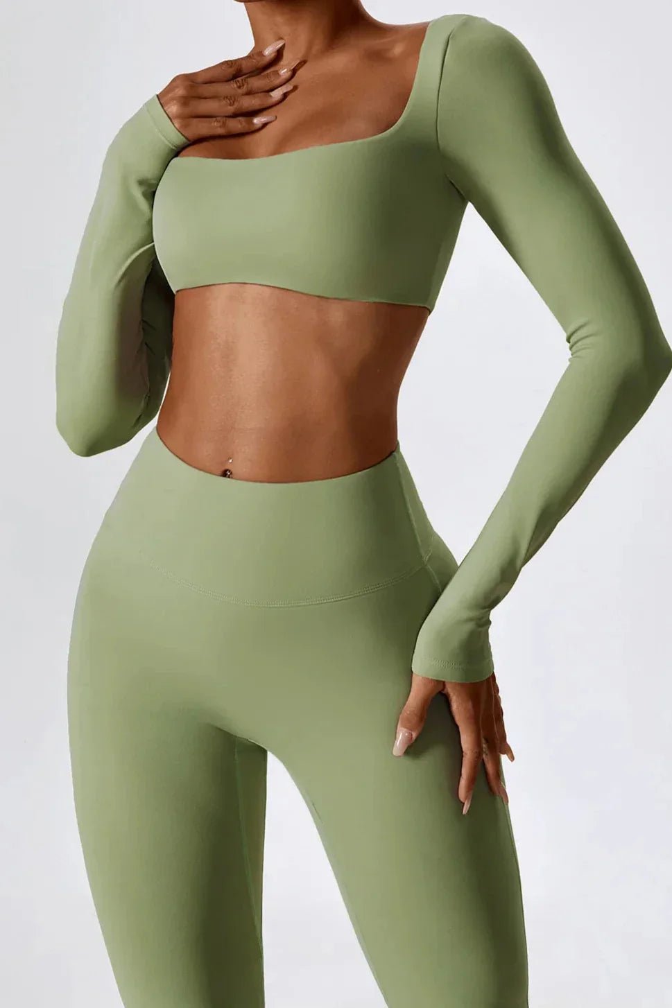 SENNA | Snyggt set med flared leggings och trendig långärmad crop top för en moderiktig look