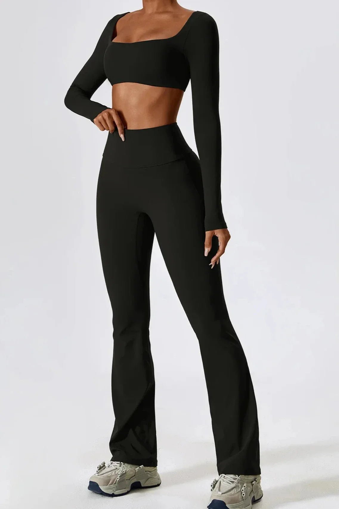 SENNA | Snyggt set med utsvängd leggings och trendig långärmad crop top