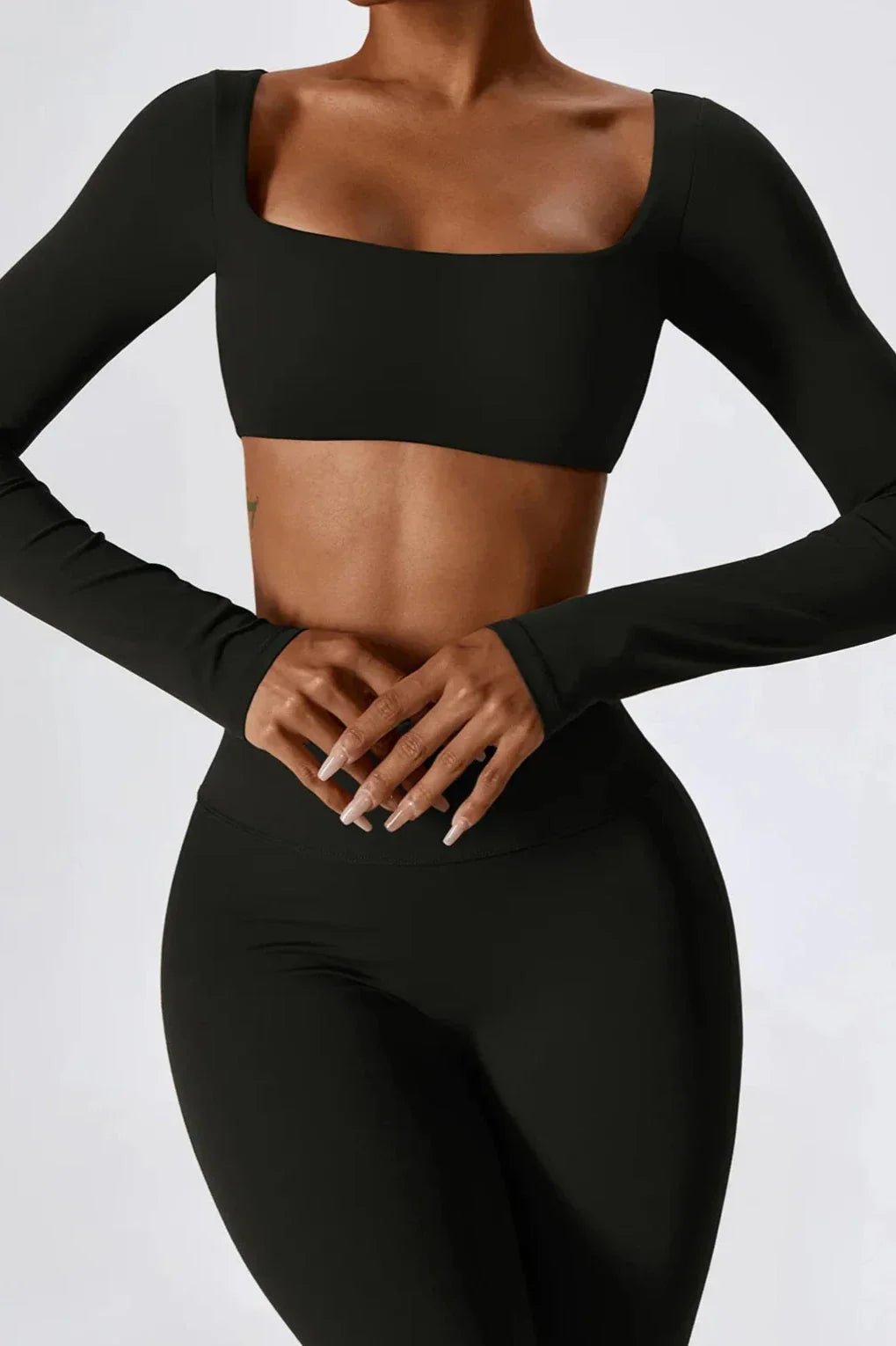 SENNA | Snyggt set med utsvängd leggings och trendig långärmad crop top
