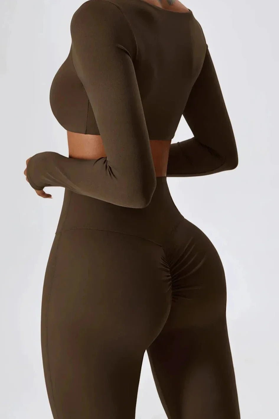 SENNA | Stilsäkra flared leggings och elegant långärmad crop top för en moderiktig look