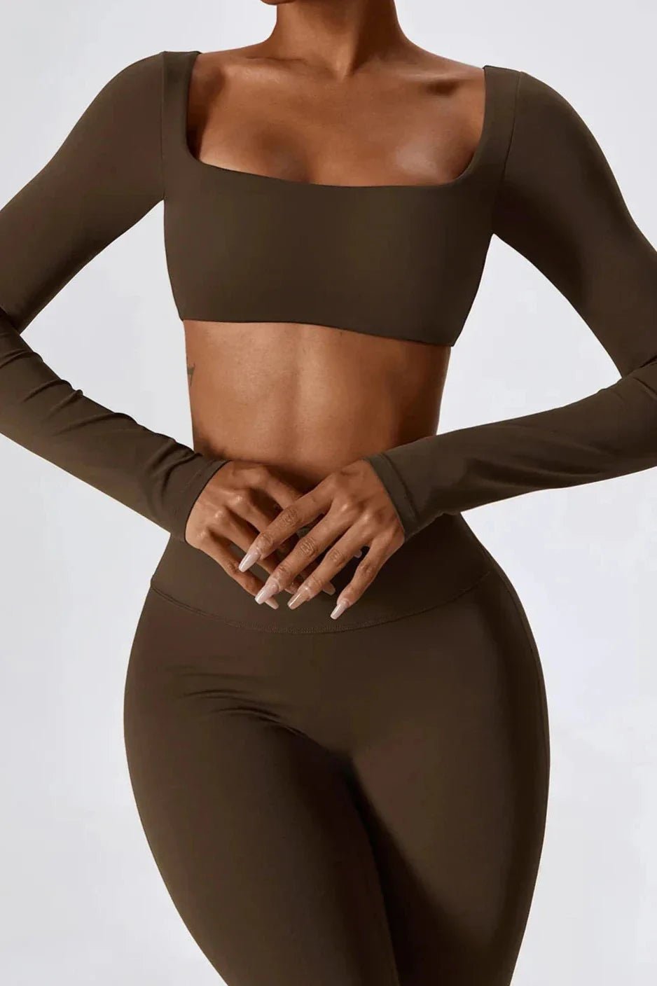 SENNA | Stilsäkra flared leggings och elegant långärmad crop top för en moderiktig look