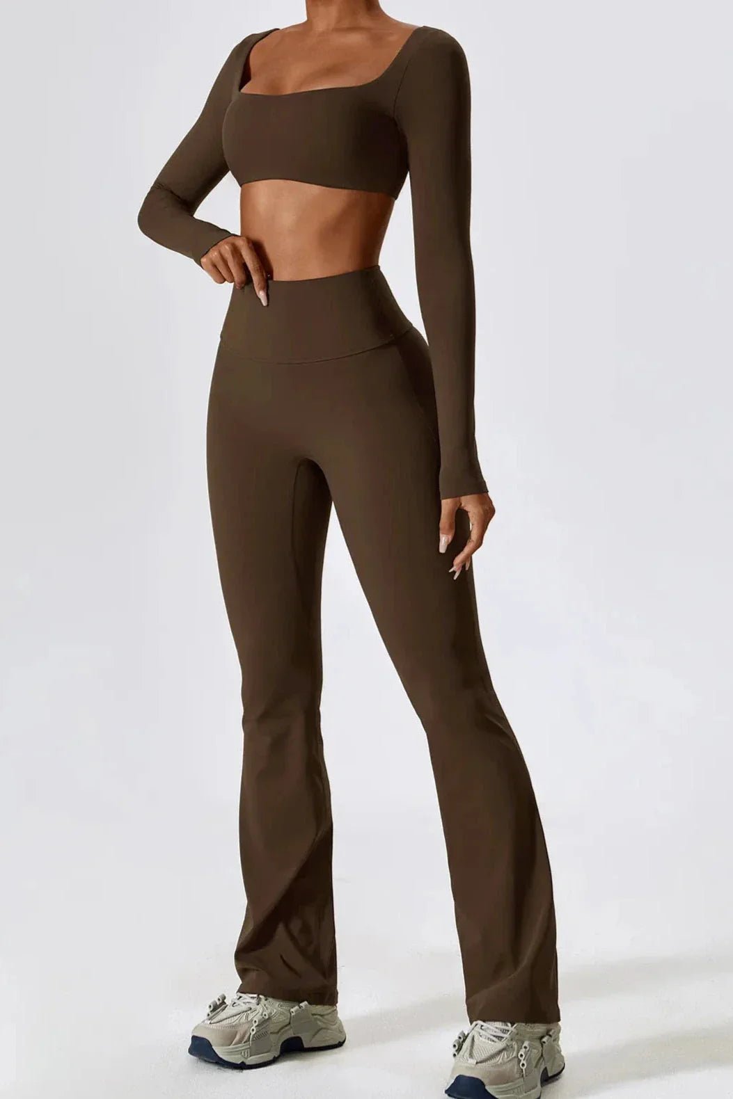 SENNA | Stilsäkra flared leggings och elegant långärmad crop top för en moderiktig look