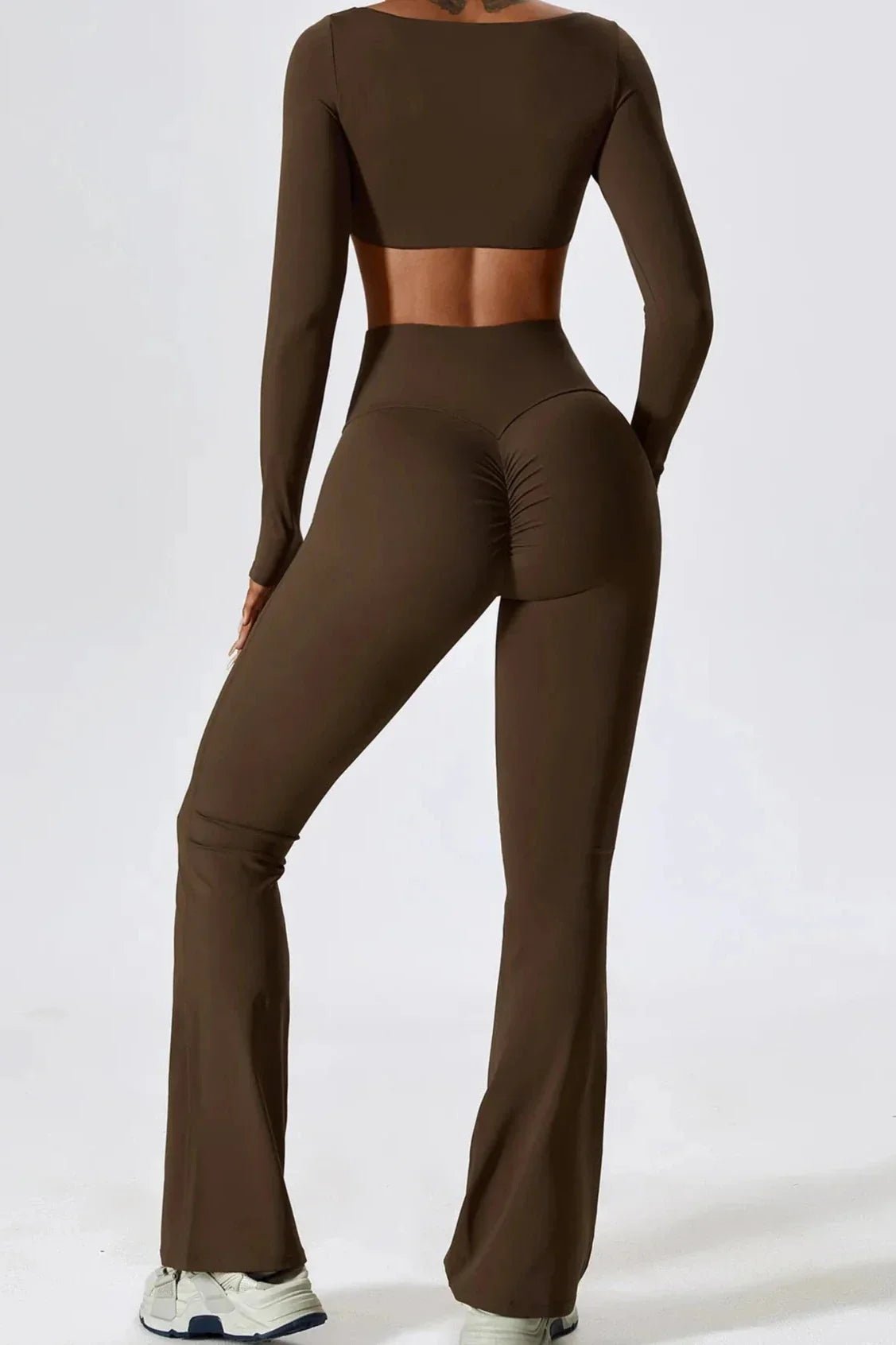 SENNA | Stilsäkra flared leggings och elegant långärmad crop top för en moderiktig look